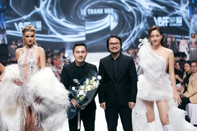             Lương Thuỳ Linh diễn first-face, Hoa hậu thế giới làm vedette BST của Lê Thanh Hòa    
