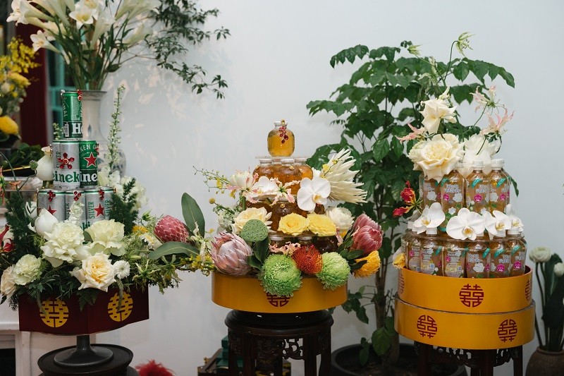 View -             Nghệ nhân hoa Hoàng Khánh gợi ý tráp lễ ăn hỏi đẹp độc 2024    