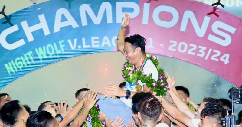 View -             Nam Định vô địch sau 39 năm, Văn Toàn, Tuấn Anh lần đầu nâng cúp    