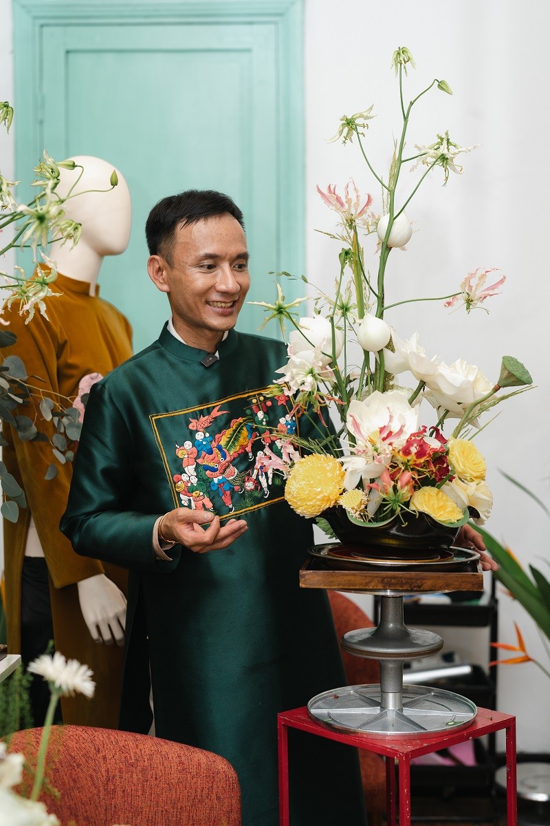             Nghệ nhân hoa Hoàng Khánh gợi ý tráp lễ ăn hỏi đẹp độc 2024    