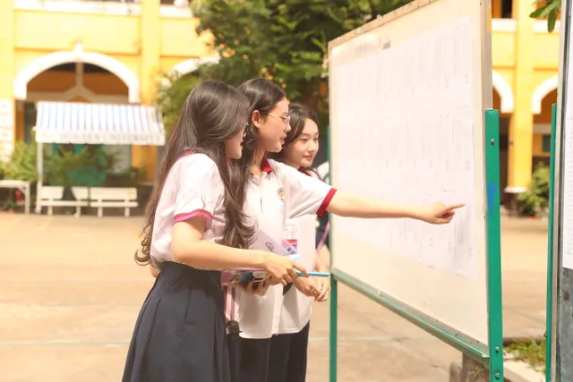             Khoảng 90.000 học sinh TP Hồ Chí Minh làm thủ tục dự thi tốt nghiệp THPT    