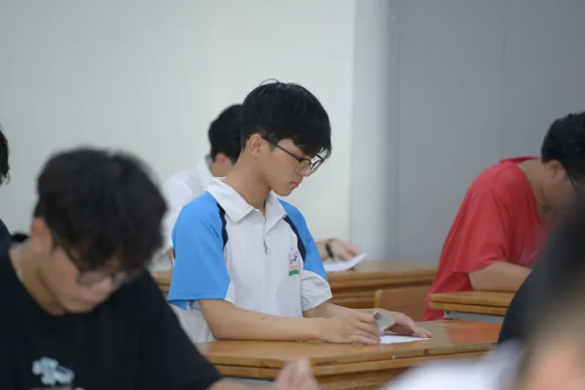 View -             Thí sinh Hà Nội tự tin làm thủ tục kỳ thi tốt nghiệp THPT    