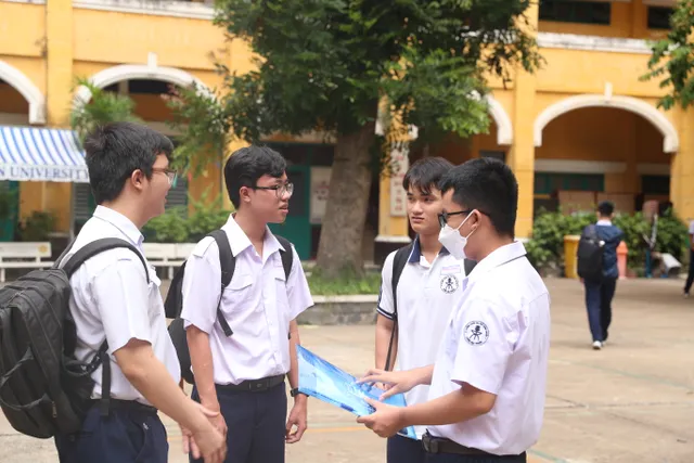 View -             Khoảng 90.000 học sinh TP Hồ Chí Minh làm thủ tục dự thi tốt nghiệp THPT    