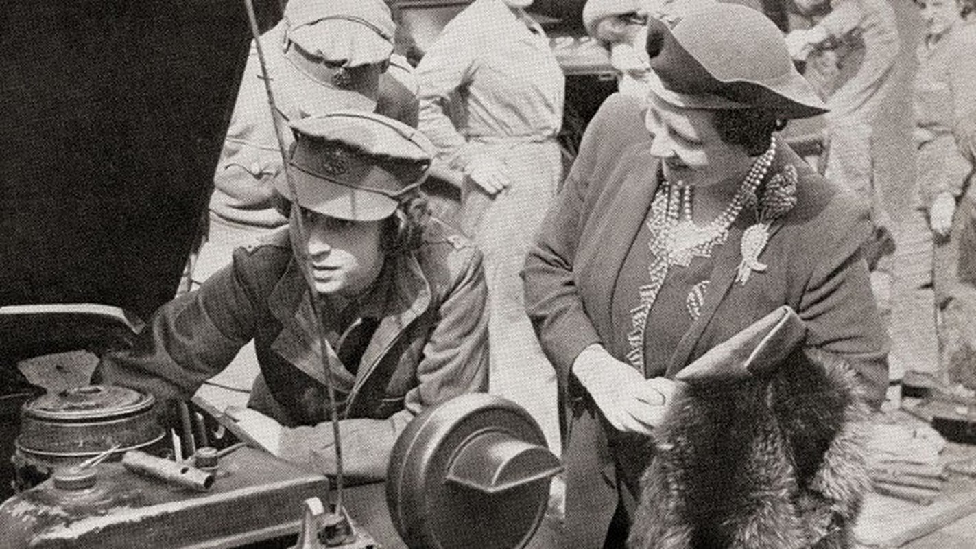 View -             Loạt ảnh đáng nhớ Nữ hoàng Anh Elizabeth II phục vụ trong Thế chiến 2    
