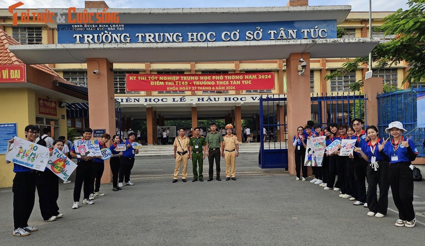 View -             Thí sinh được CSGT 'mời ăn sáng' vì đi thi quá vội    