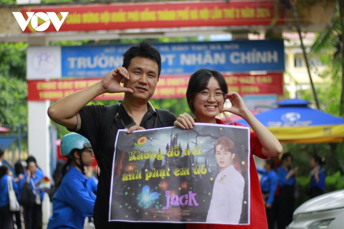 View -             'Thi trượt anh nuôi' và những tấm banner độc đáo cổ vũ sĩ tử    