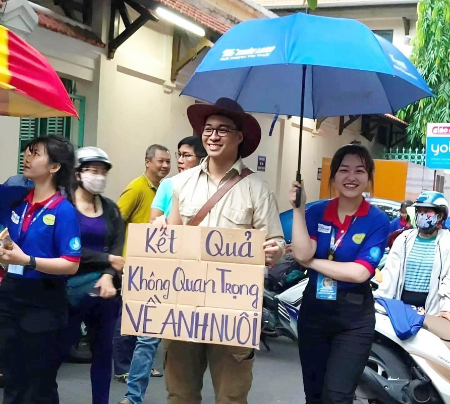 View -             'Thi trượt anh nuôi' và những tấm banner độc đáo cổ vũ sĩ tử    