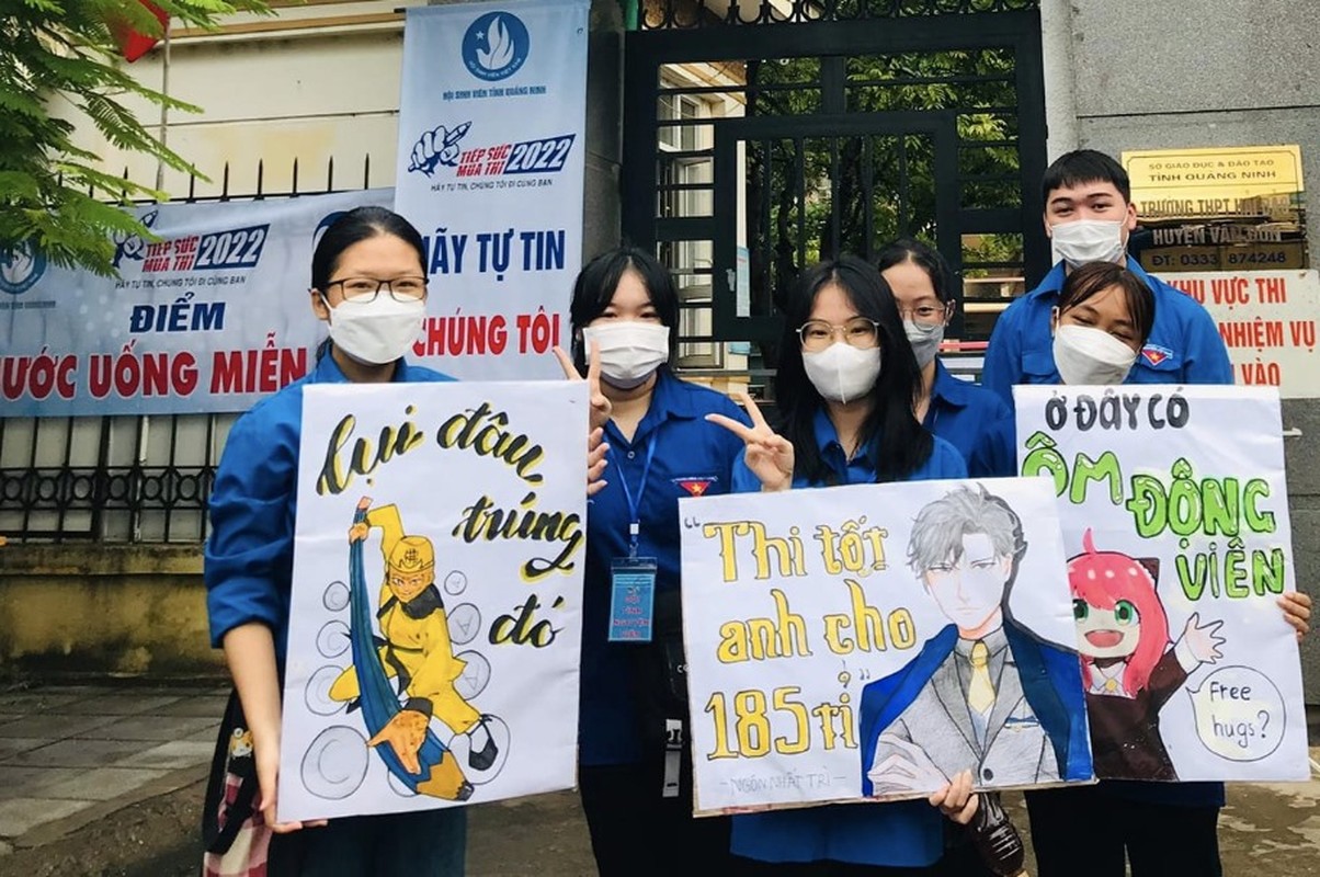 View -             'Thi trượt anh nuôi' và những tấm banner độc đáo cổ vũ sĩ tử    