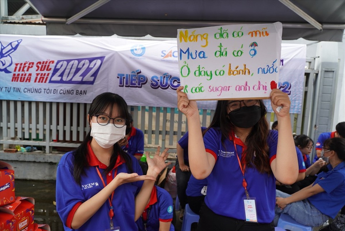 View -             'Thi trượt anh nuôi' và những tấm banner độc đáo cổ vũ sĩ tử    