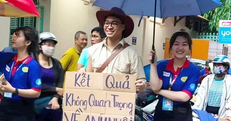             'Thi trượt anh nuôi' và những tấm banner độc đáo cổ vũ sĩ tử    