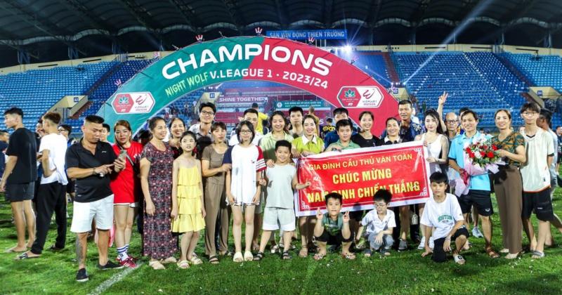             Em gái Văn Toàn 'kéo' gia đình chúc mừng anh trai vô địch V-League    