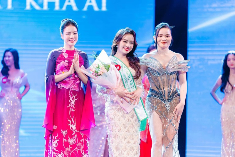 View -             Người đẹp Phú Thọ lên ngôi á hậu Mrs Earth Vietnam 2024 là ai?    