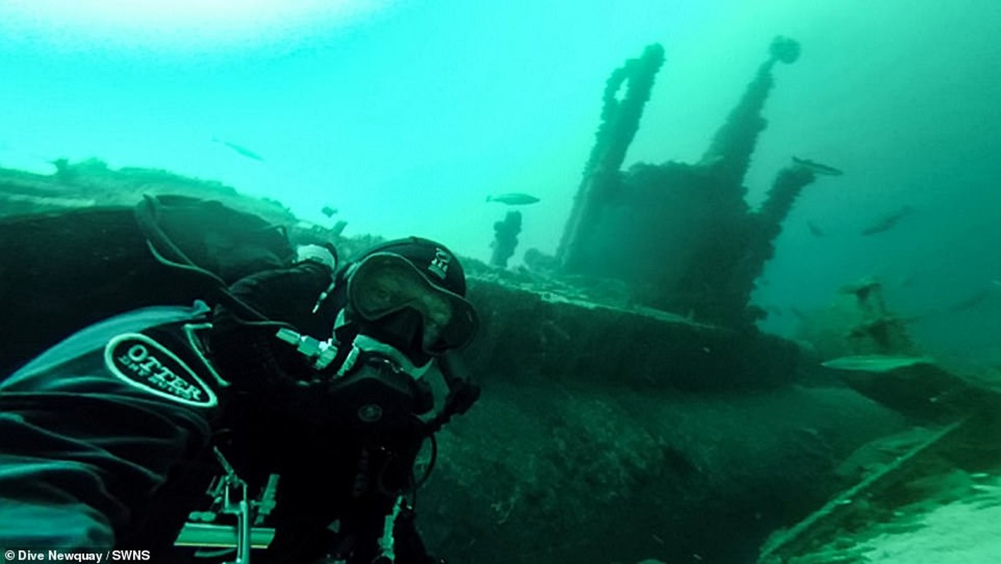 View -             Thợ lặn thám hiểm xác tàu ngầm U-boat của Đức quốc xã    