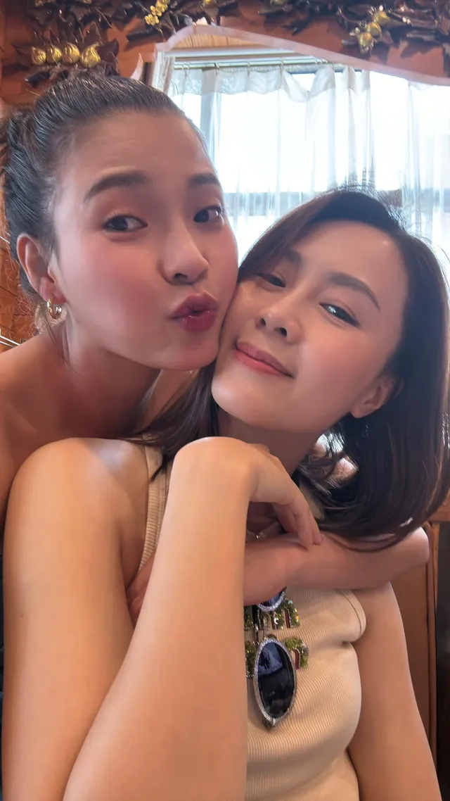             Bảo Thanh khoe tủ giải thưởng, Hoa hậu Khánh Vân đính hôn    