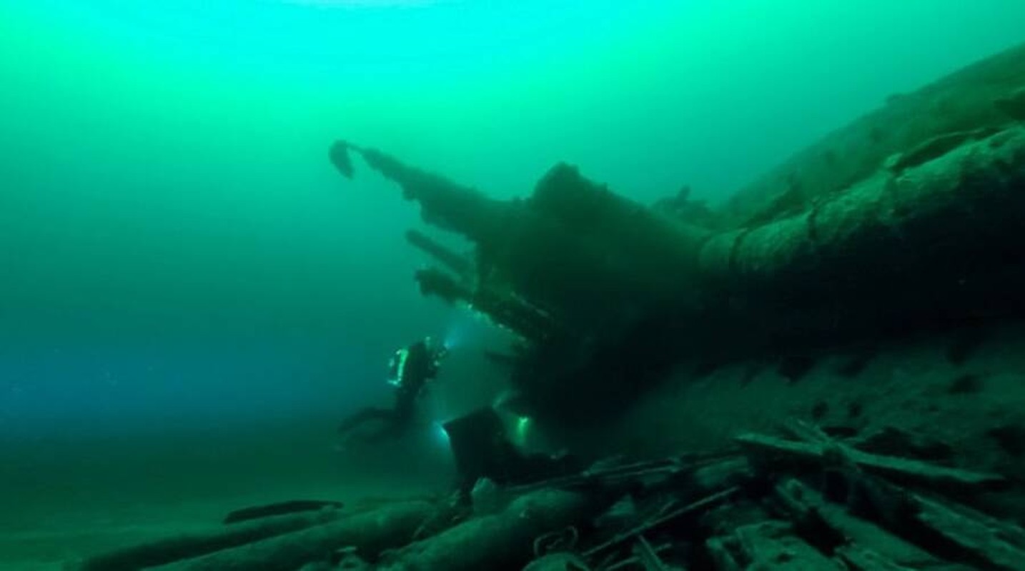             Thợ lặn thám hiểm xác tàu ngầm U-boat của Đức quốc xã    