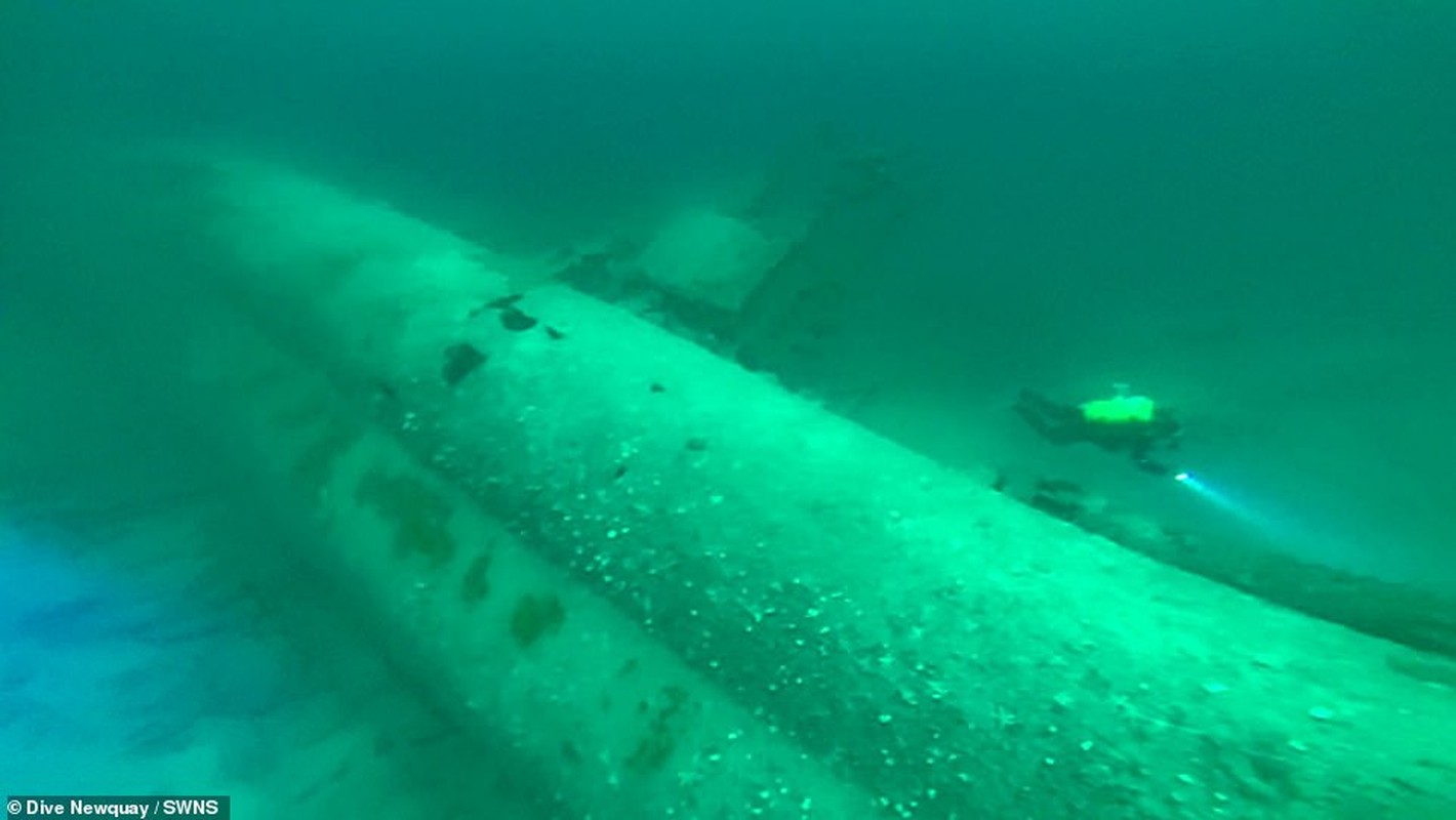             Thợ lặn thám hiểm xác tàu ngầm U-boat của Đức quốc xã    