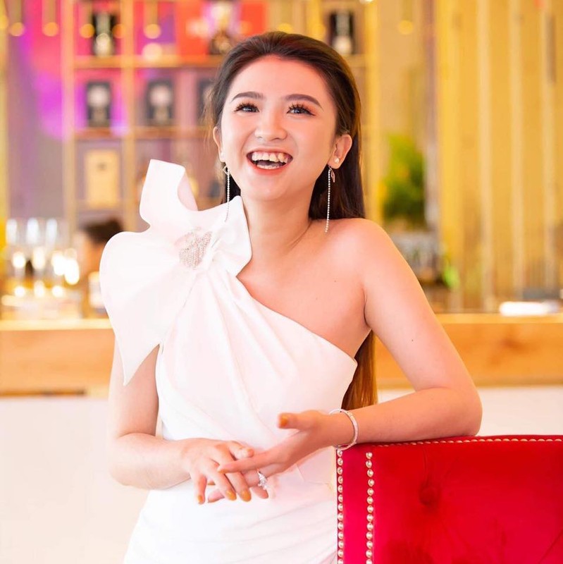 View -             Cô dâu Ninh Thuận 'đeo vàng đỏ người' 4 năm giờ ra sao?    