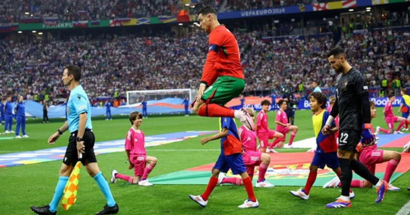             Euro 2024: Truyền thông Bồ Đào Nha kêu gọi đẩy Ronaldo lên ghế dự bị    