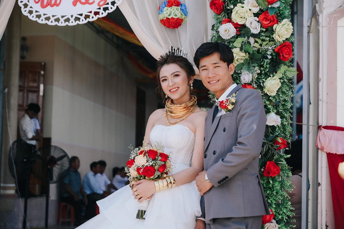             Cô dâu Ninh Thuận 'đeo vàng đỏ người' 4 năm giờ ra sao?    