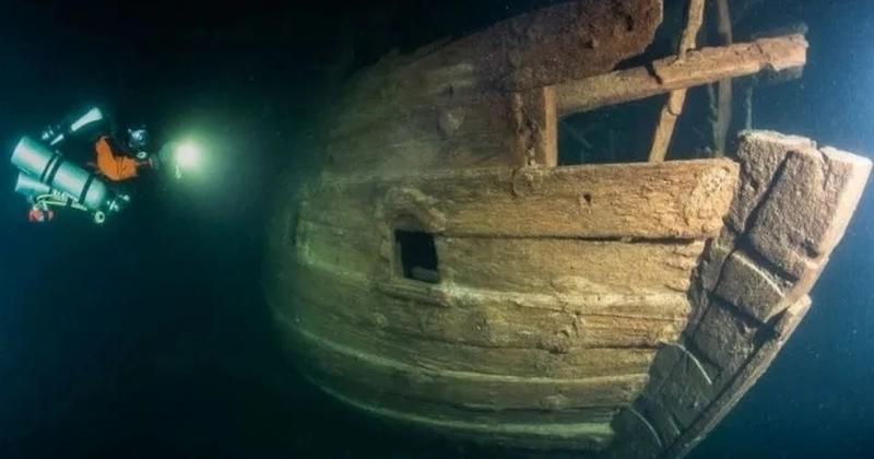 View -             Khó tin 'tàu ma' hơn 400 tuổi gần như vẹn nguyên dưới nước    