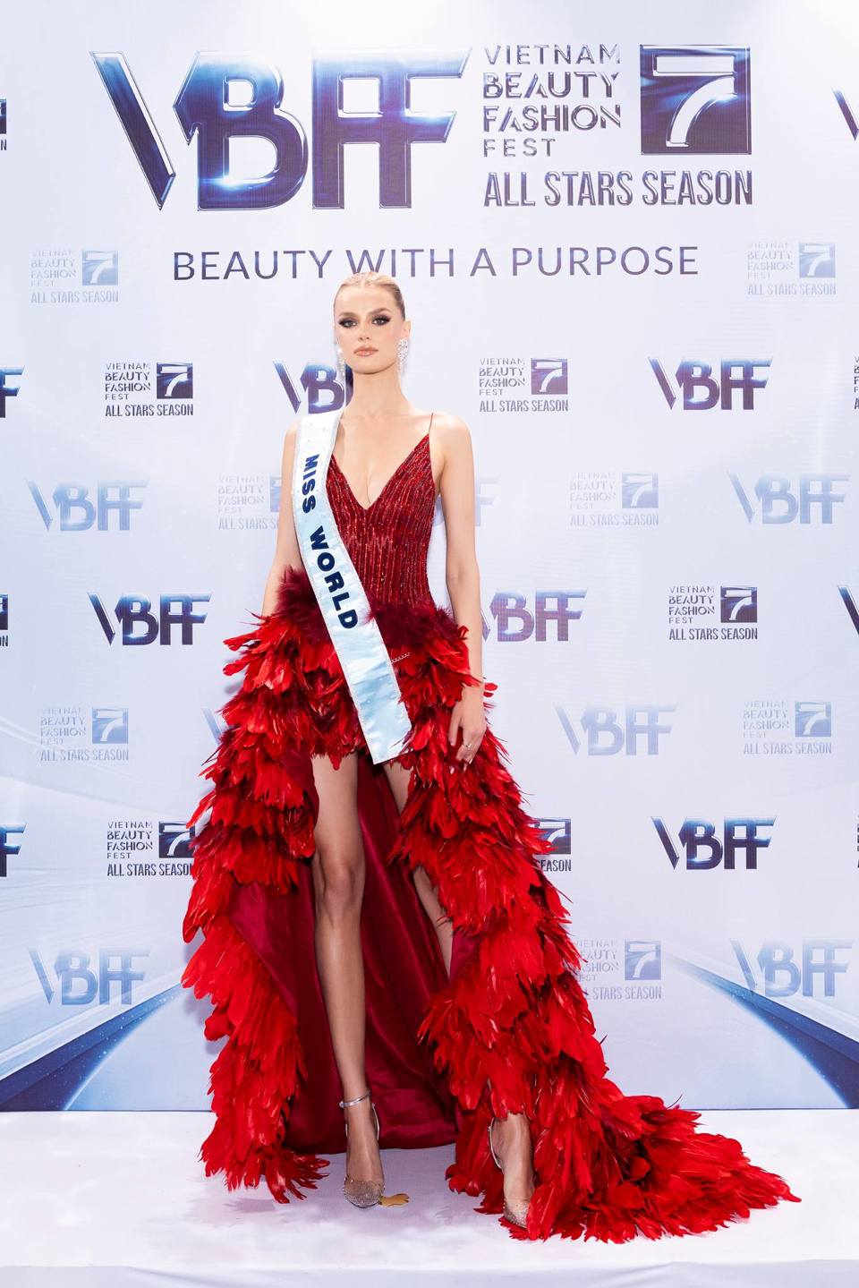 View -             Đương kim Hoa hậu Thế giới Miss World Krystyna Pyszková kiêu sa như búp bê    