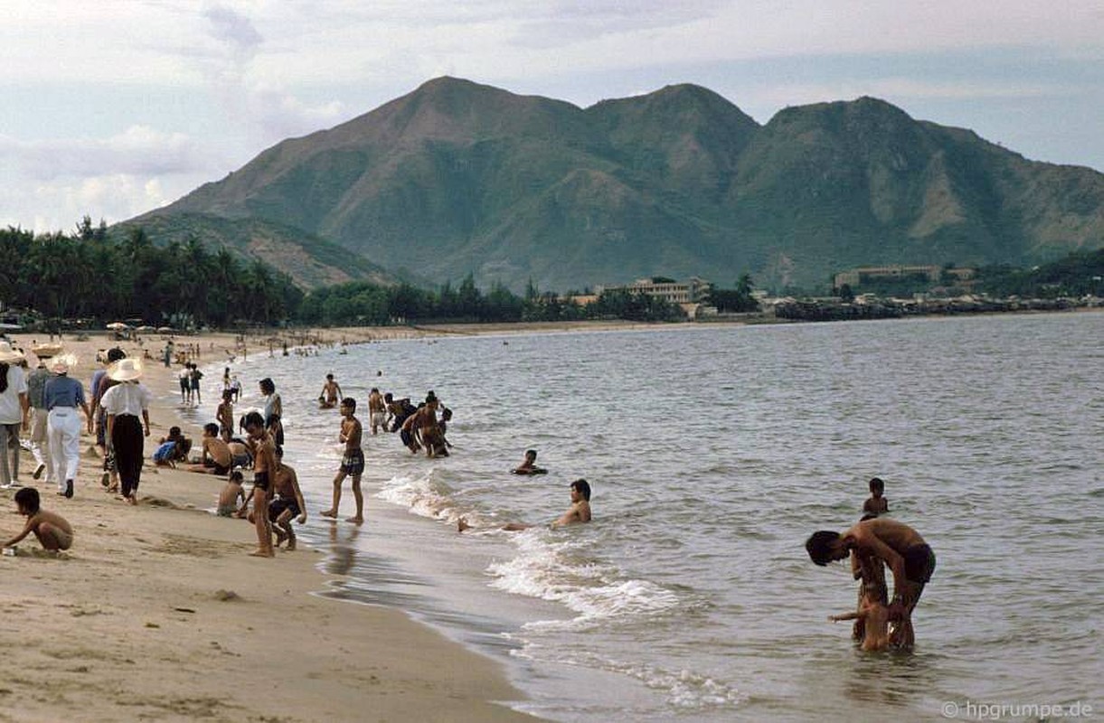 View -             Ảnh không 'đụng hàng' về bãi biển Nha Trang đầu thập niên 1990    