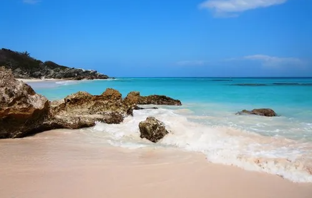 Choáng ngợp 10 bãi biển cát hồng đẹp nhất thế giới