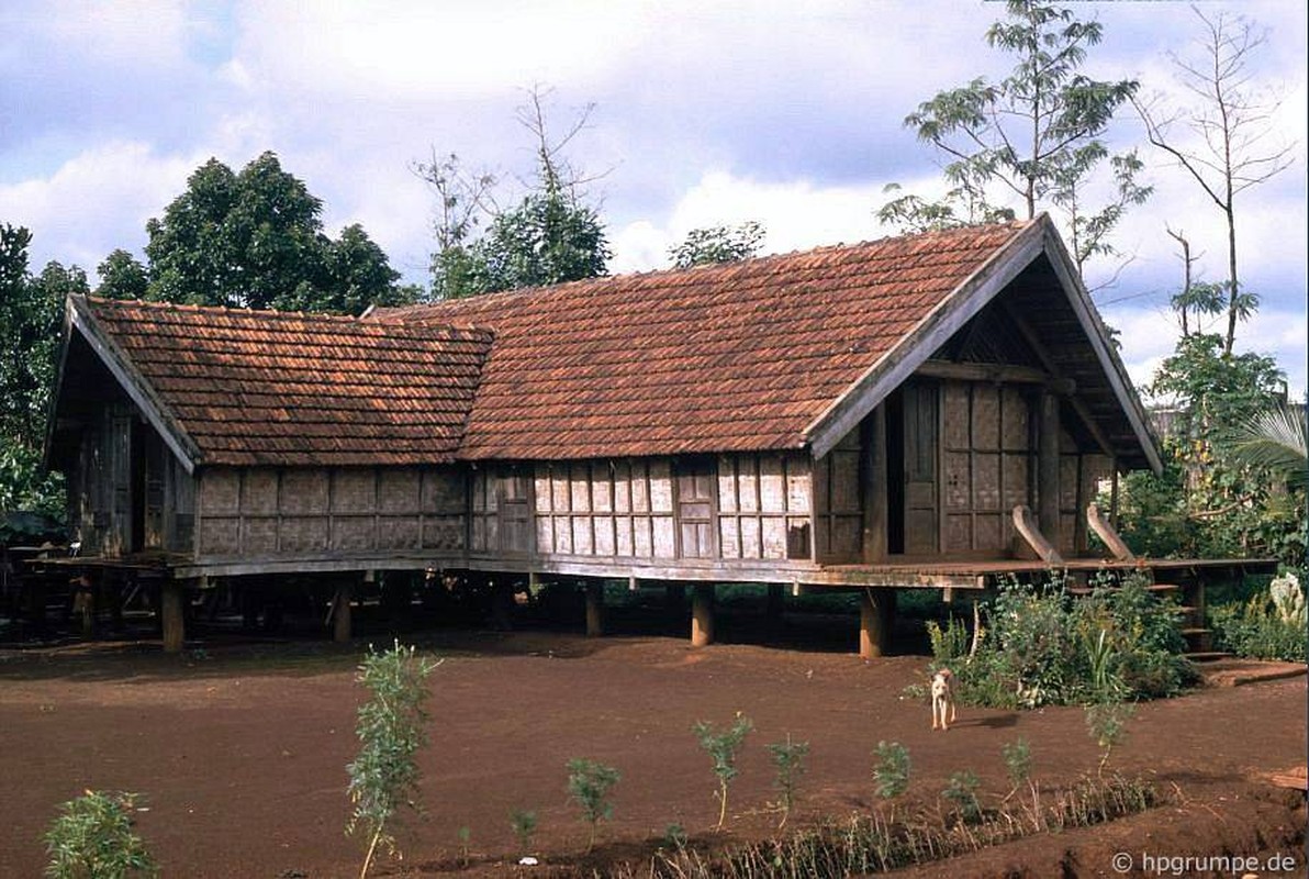 View -             Thăm buôn Ê Đê độc đáo ở Buôn Ma Thuột năm 1992    