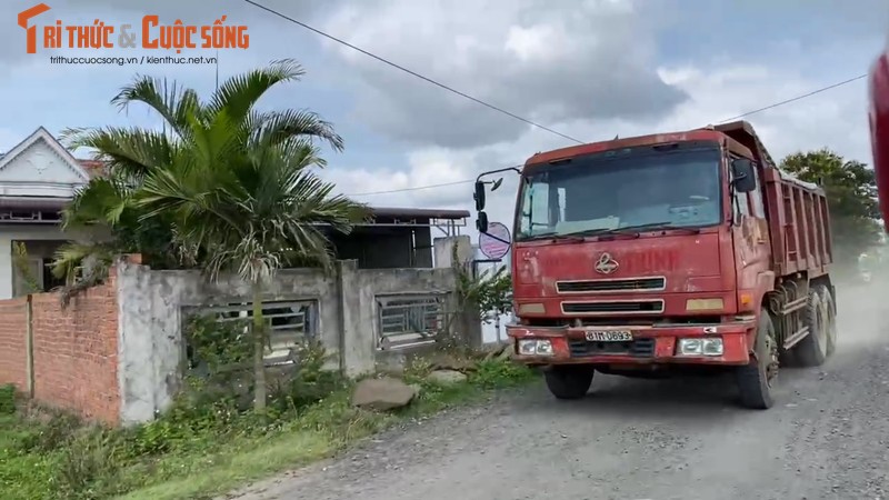 View -             Krông Pắk: Dân 'kêu trời' vì xe chở đá băm nát đường dân sinh    