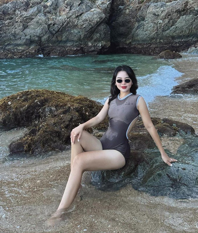 View -             Vợ doanh nhân của cựu tiền vệ U22 Việt Nam diện bikini hút hồn    