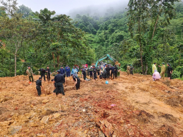View -             Hiện trường vụ sạt lở đất vùi xe 16 chỗ làm 9 người tử vong ở Hà Giang    