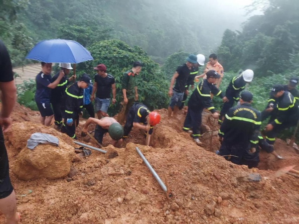 View -             Hiện trường vụ sạt lở đất vùi xe 16 chỗ làm 9 người tử vong ở Hà Giang    