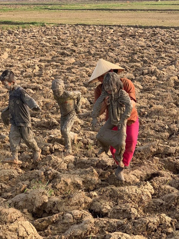 View -             Bà ngoại 'sang chấn tâm lý' với pha 'tắm bùn' của những 'búp măng non'    