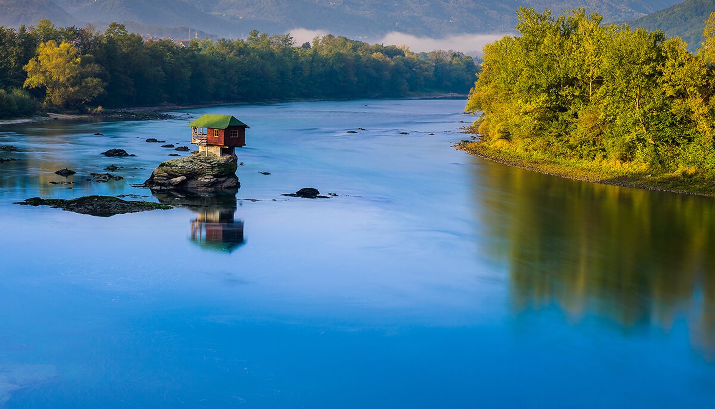 View -             Ngỡ ngàng ngôi nhà chênh vênh trên mỏm đá giữa sông    