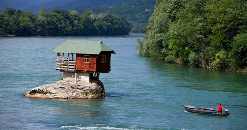 View -             Ngỡ ngàng ngôi nhà chênh vênh trên mỏm đá giữa sông    