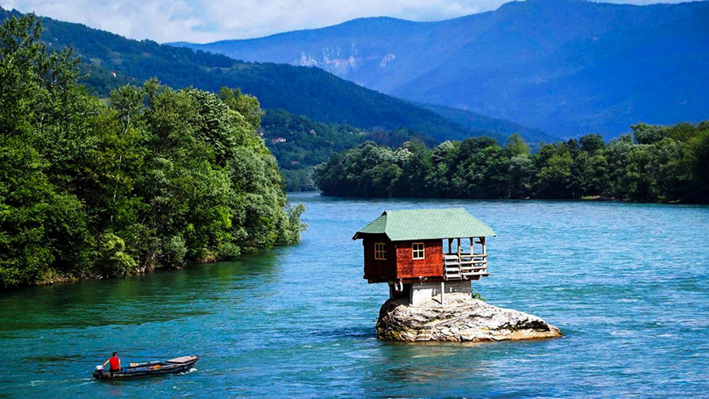 View -             Ngỡ ngàng ngôi nhà chênh vênh trên mỏm đá giữa sông    