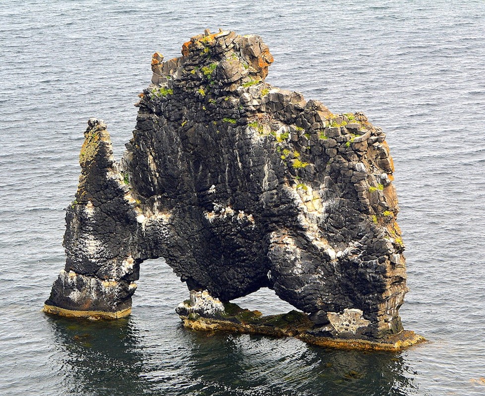 View -             Thú vị khối đá khổng lồ ở Iceland nhìn giống hệt quái thú    