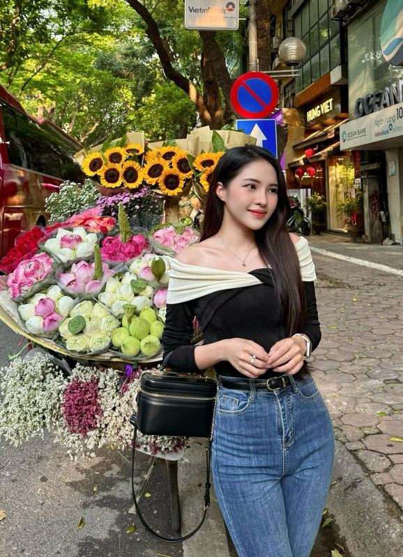             Danh tính cô gái lương 5 triệu nhưng đi làm mặc như fashionista    