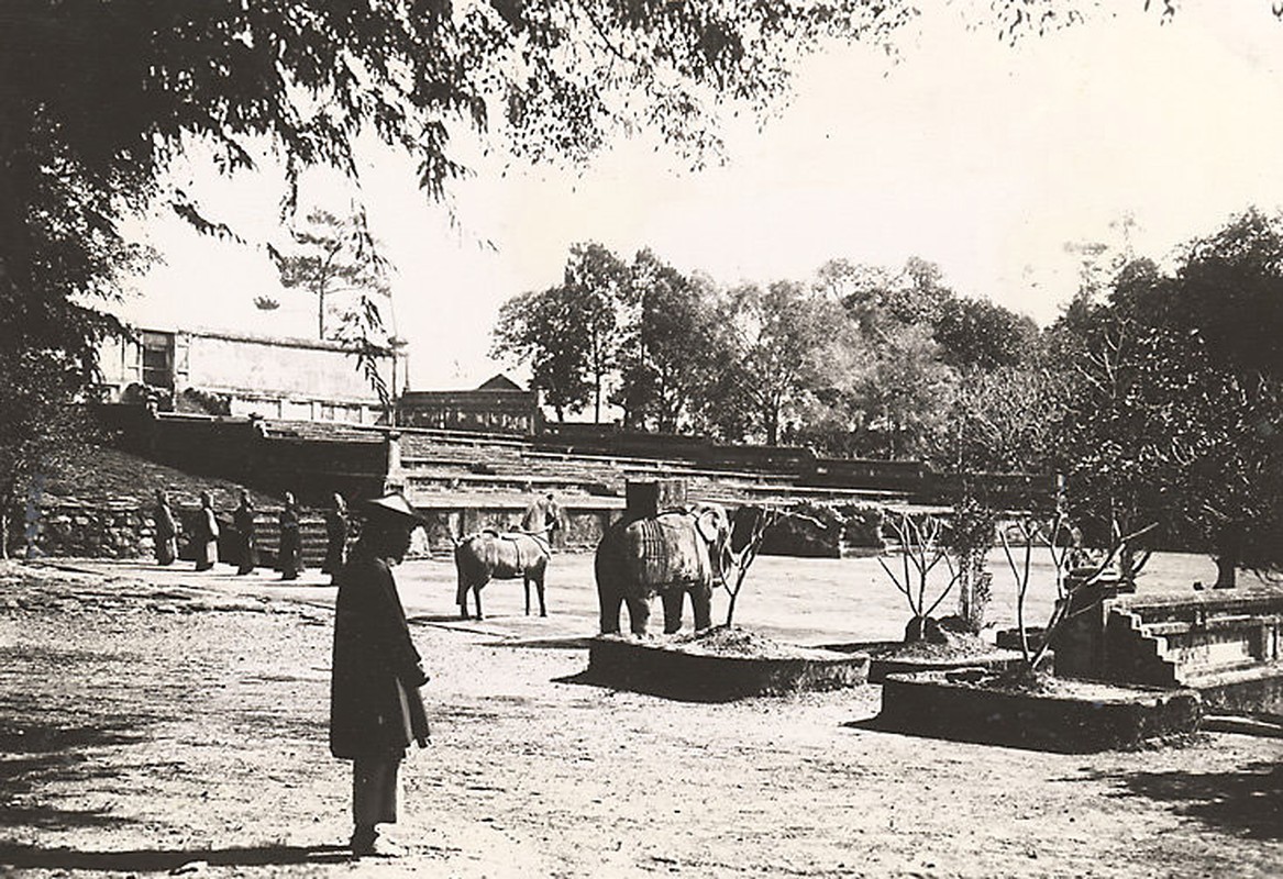 View -             Hình độc về lăng tẩm các vị vua nhà Nguyễn ở Huế năm 1919-1926    