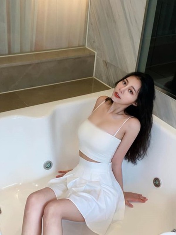 View -             Hot girl sở hữu body đồng hồ cát, khoe dáng 'bỏng mắt'    