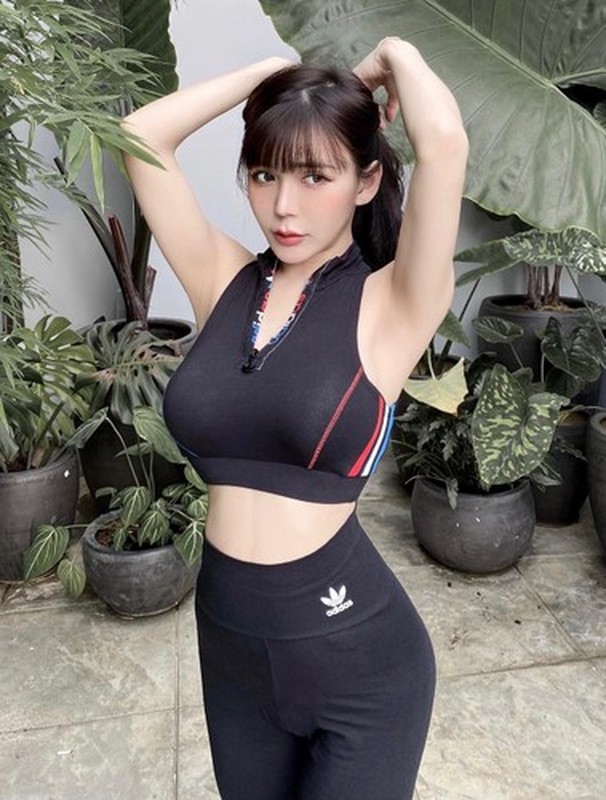 View -             Hot girl gợi cảm diện mốt crop-top xẻ sâu hút mắt    