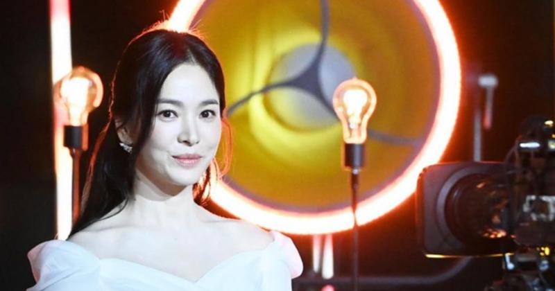 View -             'Bảo vật nhan sắc' Song Hye Kyo lộ nếp nhăn khi trao giải Rồng Xanh 2024    