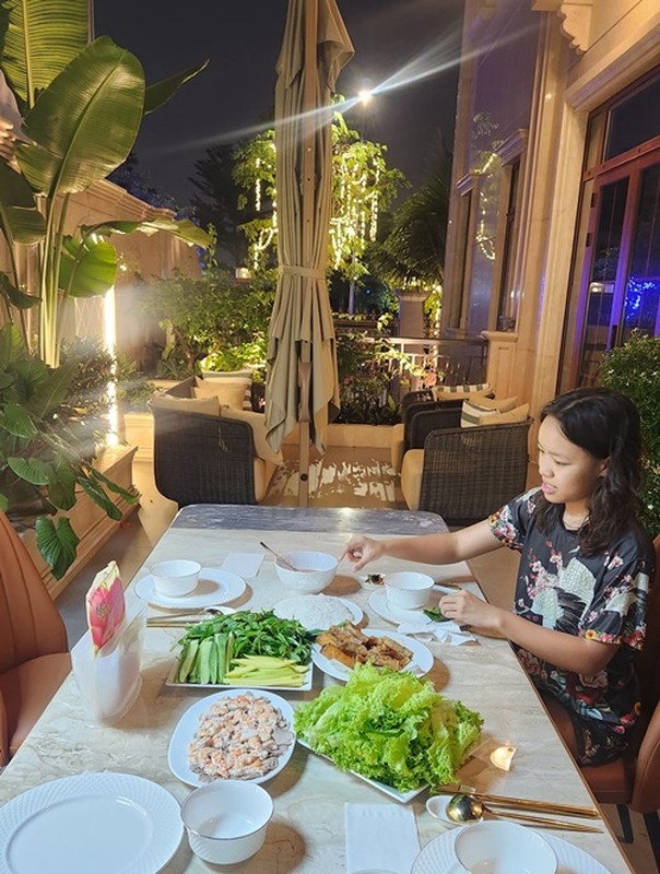 Cuộc sống của gia đình Việt Hương trong biệt thự 240 tỷ đồng