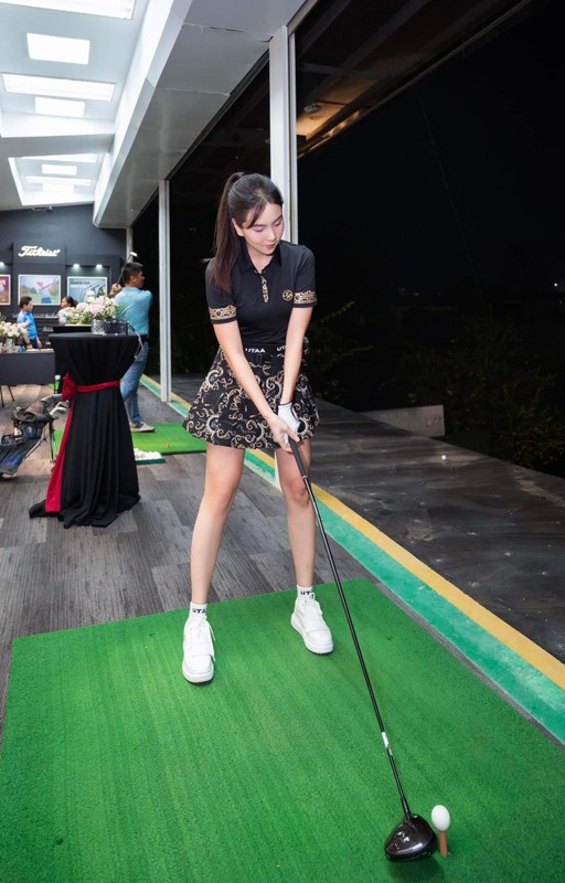 View -             Dù bận đến mấy, nữ MC đẹp nhất VTV chăm chỉ đánh golf    