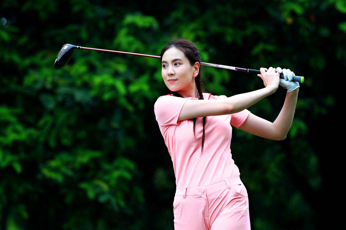 View -             Dù bận đến mấy, nữ MC đẹp nhất VTV chăm chỉ đánh golf    