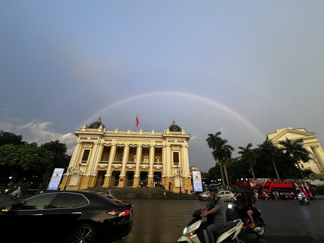 View -             Cầu vồng đôi xuất hiện giữa bầu trời ráng vàng Hà Nội gây chú ý    