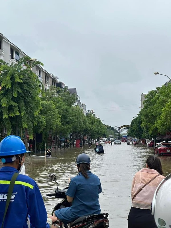 View -             Hà Nội ngập trong nước, dân công sở rủ nhau chèo thuyền đi làm    