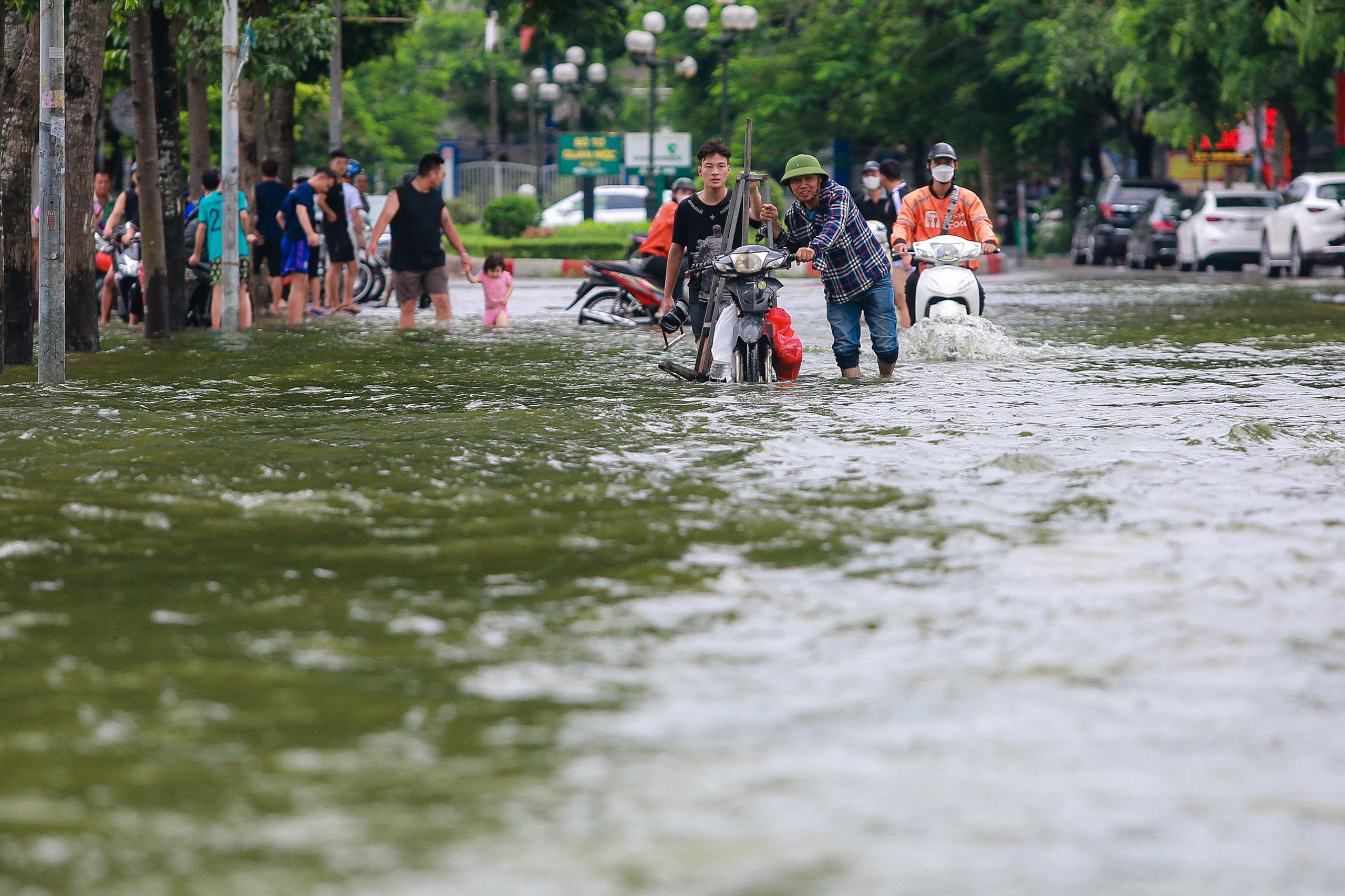 View -             Ngoại thành Hà Nội có nơi ngập sâu, nước mênh mông    