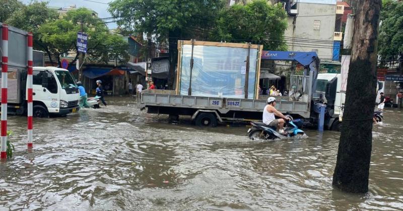             Mưa lớn kéo dài, nhiều tuyến đường ở Hà Nội bị ngập sâu    