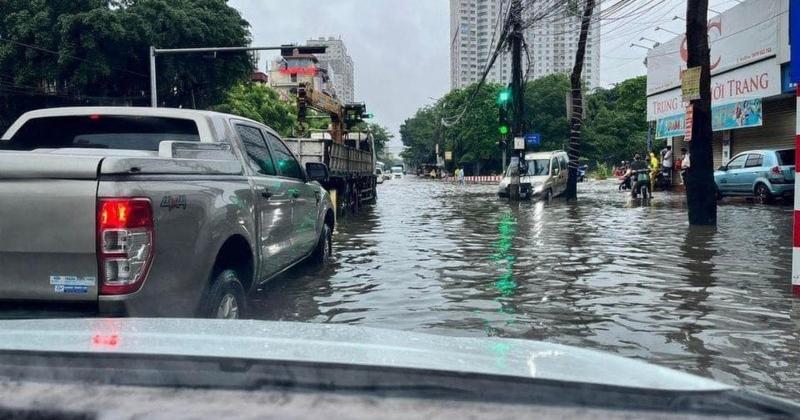 View -             Hà Nội ngập trong nước, dân công sở rủ nhau chèo thuyền đi làm    